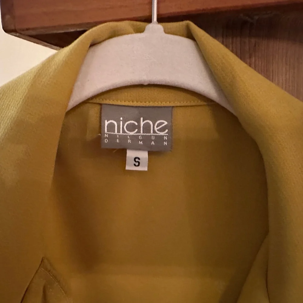 Niche mustard asymmetrical coat - Picture 3 of 5